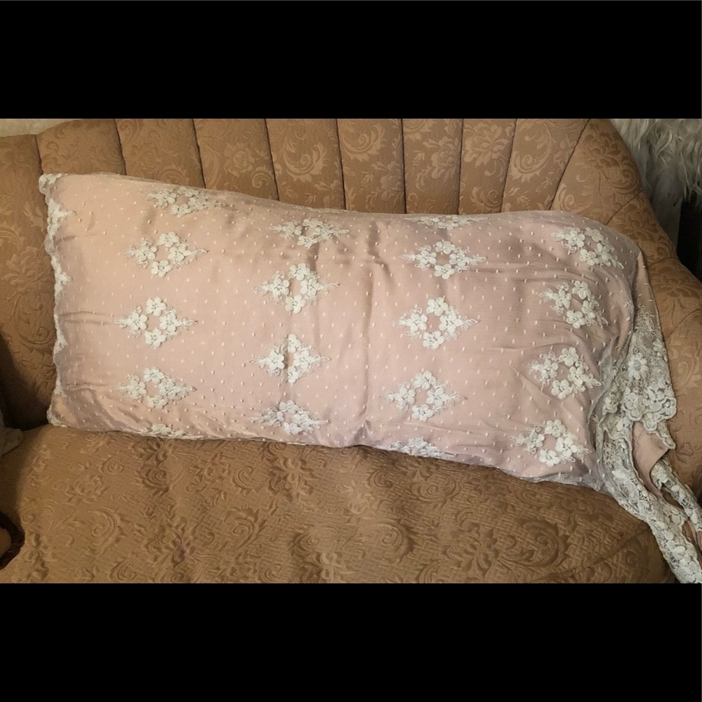 Like new Bella Notte Olivia Lace King pillow case